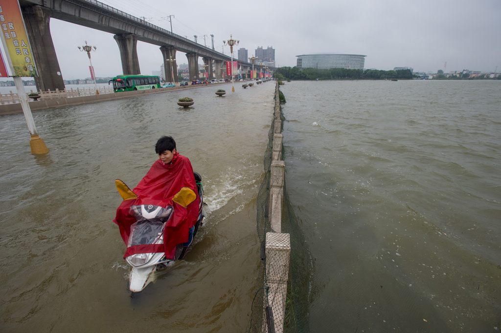 Überflutete Brücke im chinesischen Wuhan (Bild vom 2. Juli)