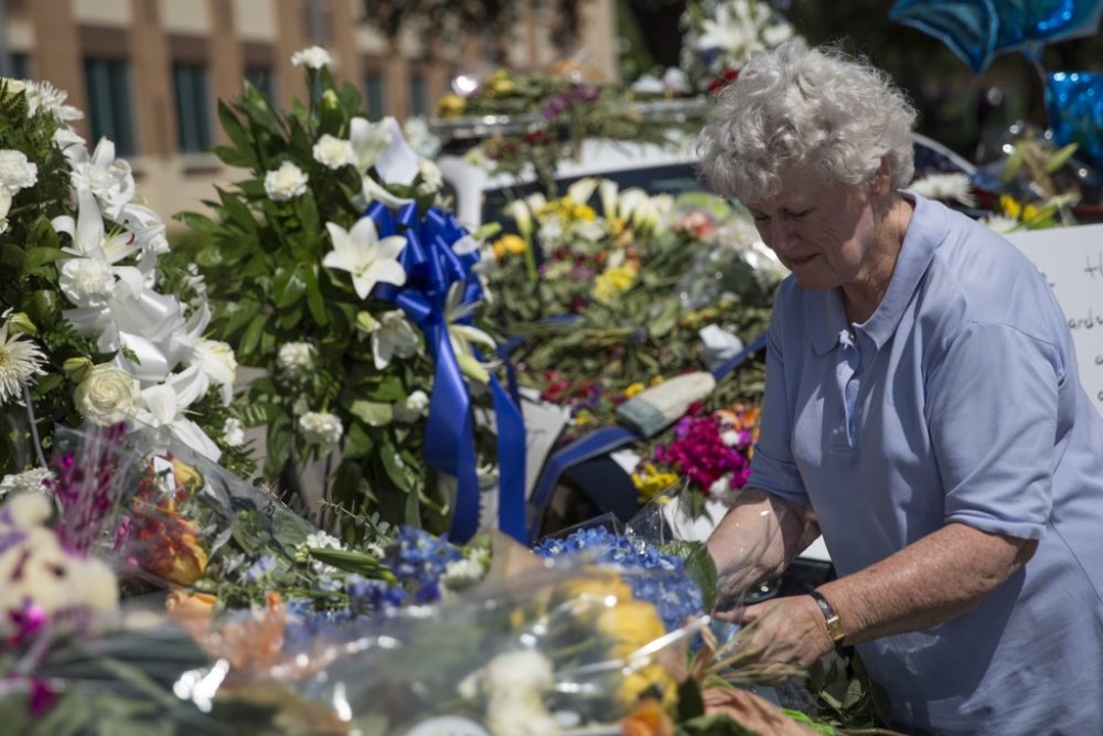 Nach Schüssen in Dallas: Frau legt Blumen für die Opfer nieder