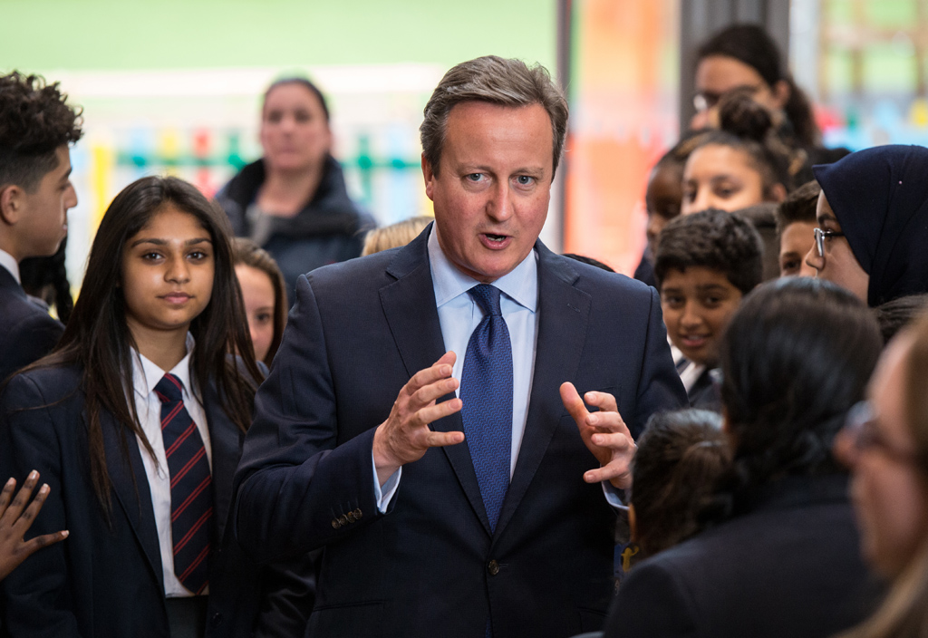David Cameron am 12.7.2016 mit ;Schülern der Reach Academy Feltham im Südwesten Londons