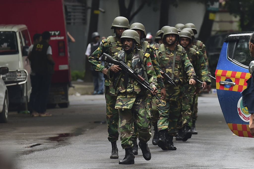 Geiselnahme in Dhaka: Militär riegelt Gebiet rund um das spanische Restaurant ab (2.7.2016)