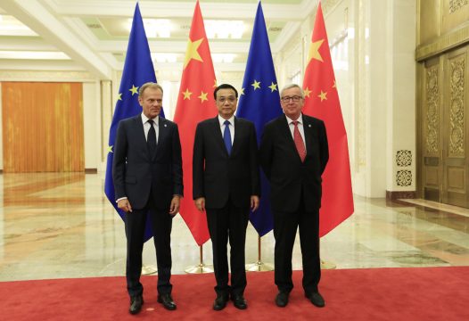 Donald Tusk und Jean-Claude Juncker mit dem chinesischen Regierungschef Li Keqiang in Peking (12.7.2016)