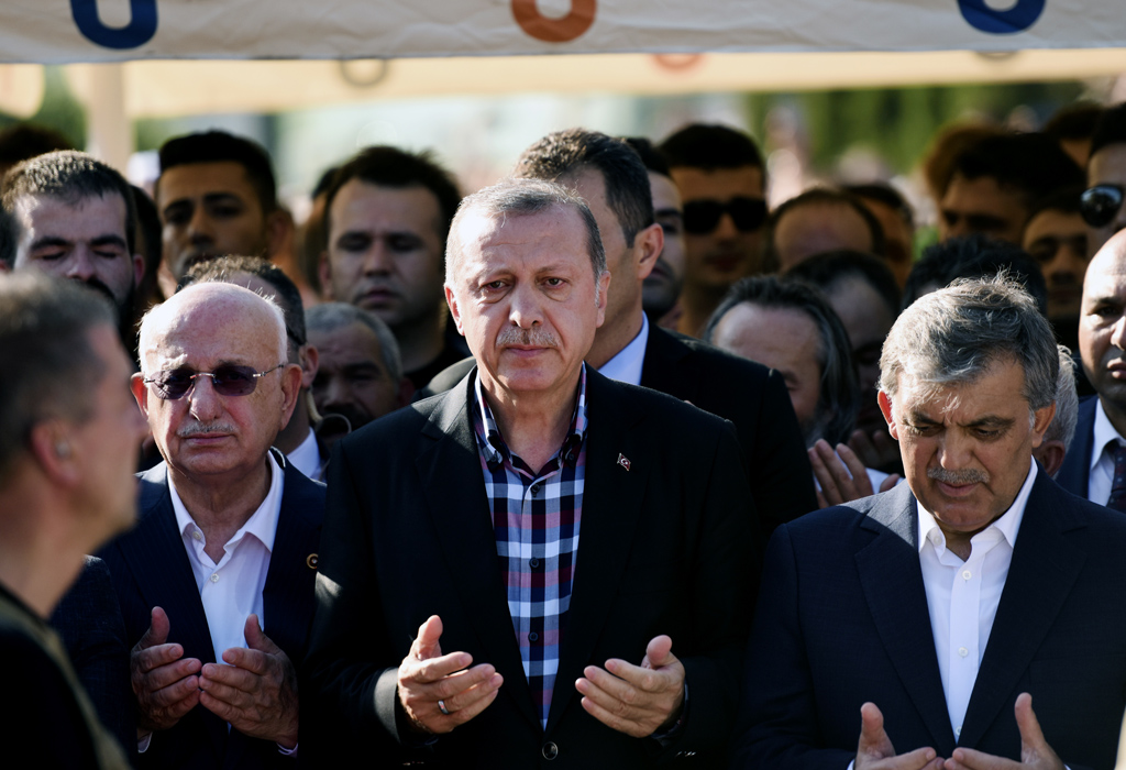 Der türkische Staatspräsident Recep Tayyip Erdogan (M.) am 17.7.2016 in Istanbul