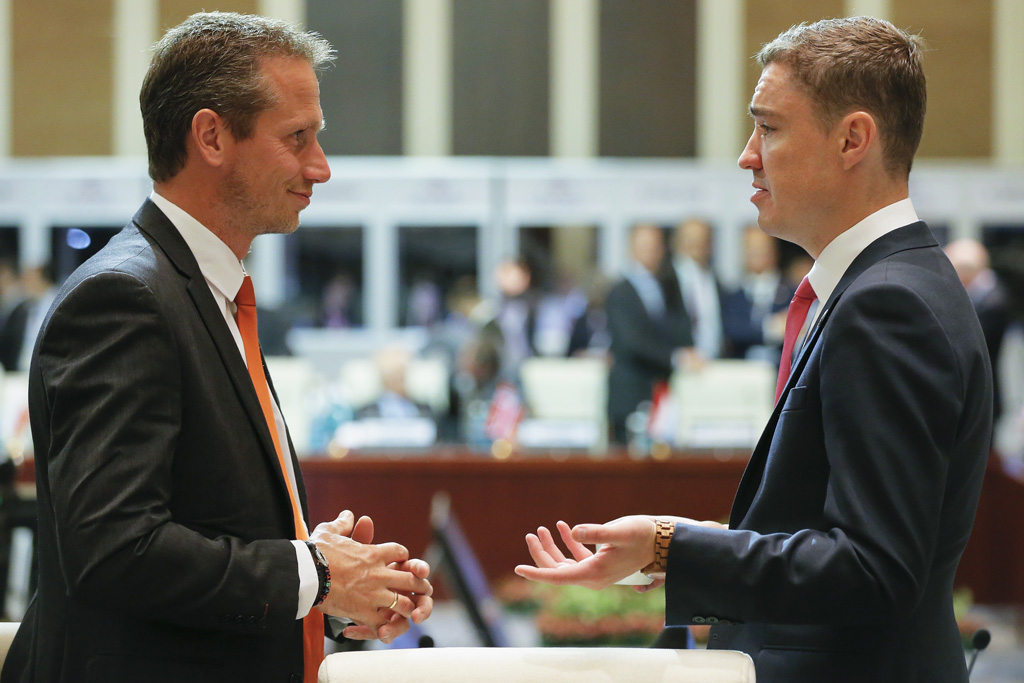 Der dänische Außenminister Kristian Jensen und Islands Premierminister Taavi Roivas (Bild vom 15.7.)