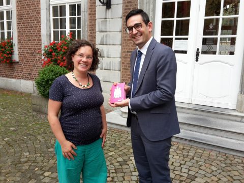 Laure Freichels von der Frauenliga überreicht Sozialminister Antoniadis die Ergebnisse der Umfrage zum Thema Kindergeld