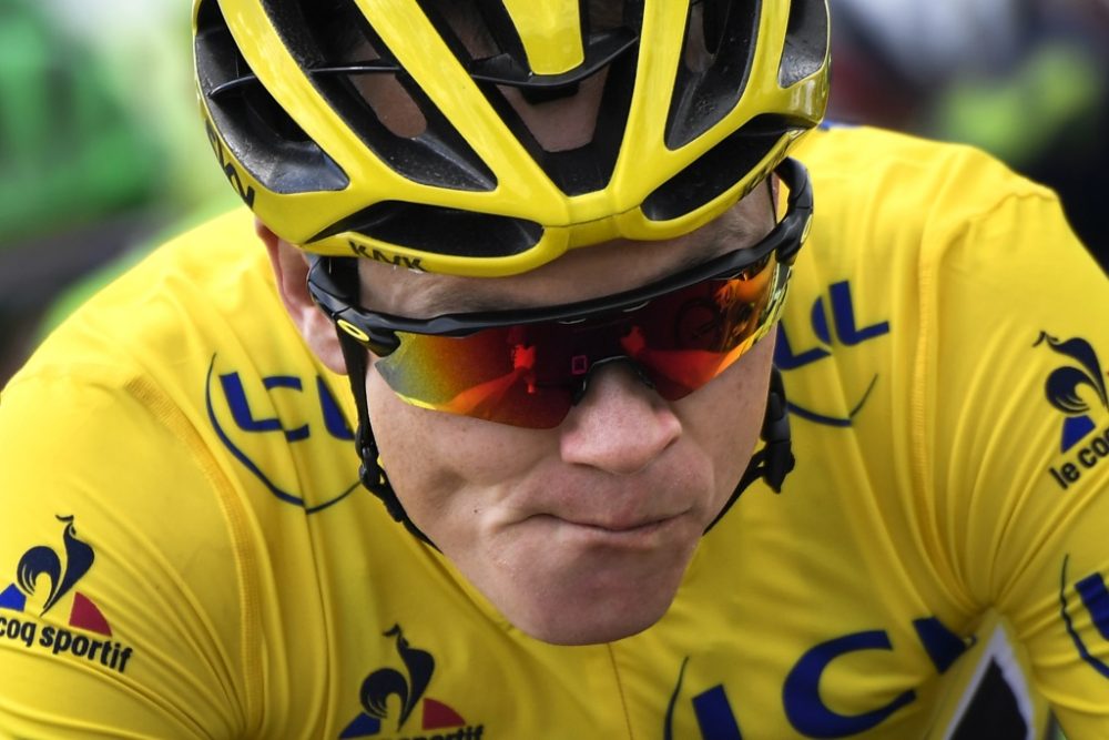 Froome hier noch im gelben Trikot kurz vor seinem Sturz