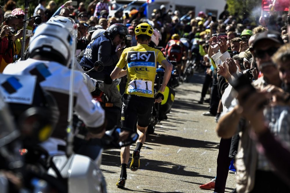 Froome muss nach seinem Sturz ohne Fahrrad den Mont Ventoux hinauflaufen