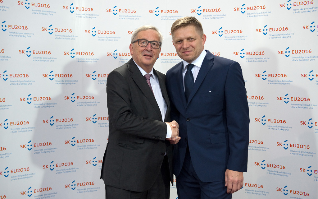 Slowakei übernimmt EU-Ratspräsidentschaft - Jean-Claude Juncker und Robert Fico in Bratislava (30.6.2016)