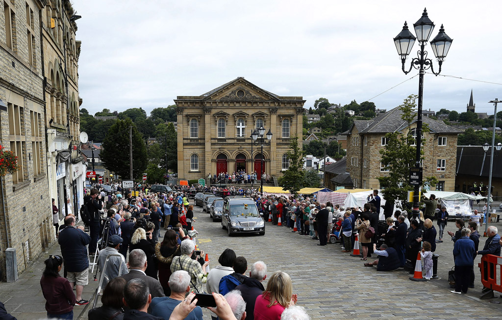 Leichenzug mit der Abgeordneten Jo Cox auf dem Marktplatz in Batley (15.7.2016)