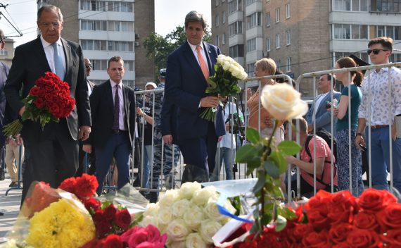 Lawrow (l.) und Kerry legen an der französischen Botschaft in Moskau Blumen für die Opfer von Nizza nieder