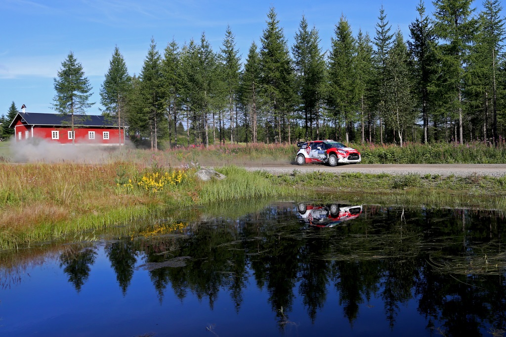 Kris Meeke (DS3 WRC) führt die Rallye Finnland an