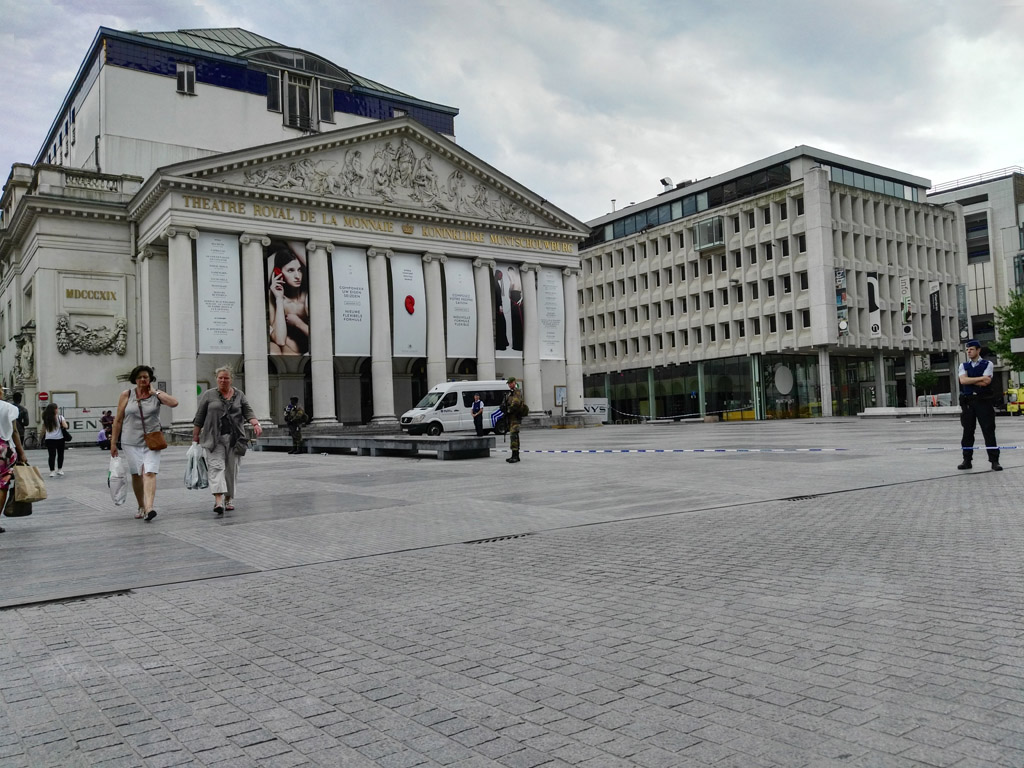 Großeinsatz wegen Student mit Messgerät rund um der Place de la Monnaie (20.7.2016)