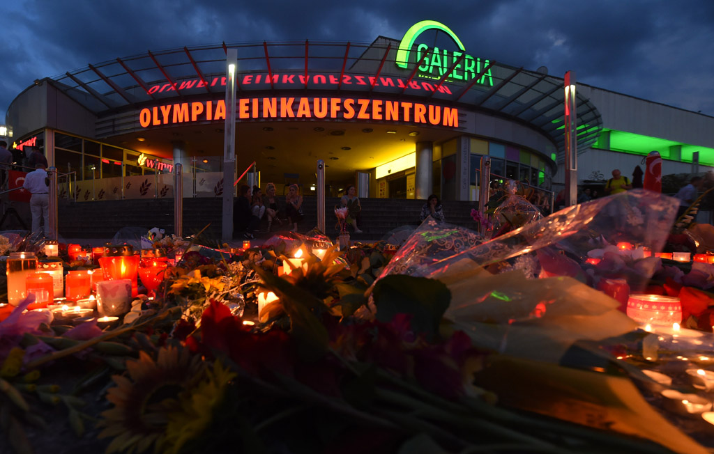 1.500 Münchner zum stillen Gedenken am Tatort