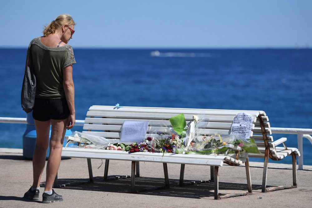 Blumen auf einer Parkpank an der Promenade des Anglais