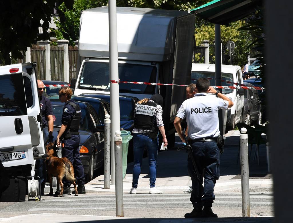 Anschlag in Nizza: Französische Polizisten und Gendarmen in der Nähe des Angreifer-Lkw (15.7.2016)