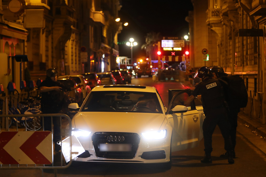 Nach Anschlag: Polizisten kontrollieren Autos in Nizza