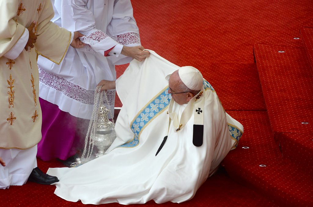 Papst stürzt bei Messe im Wallfahrtsort Tschenstochau