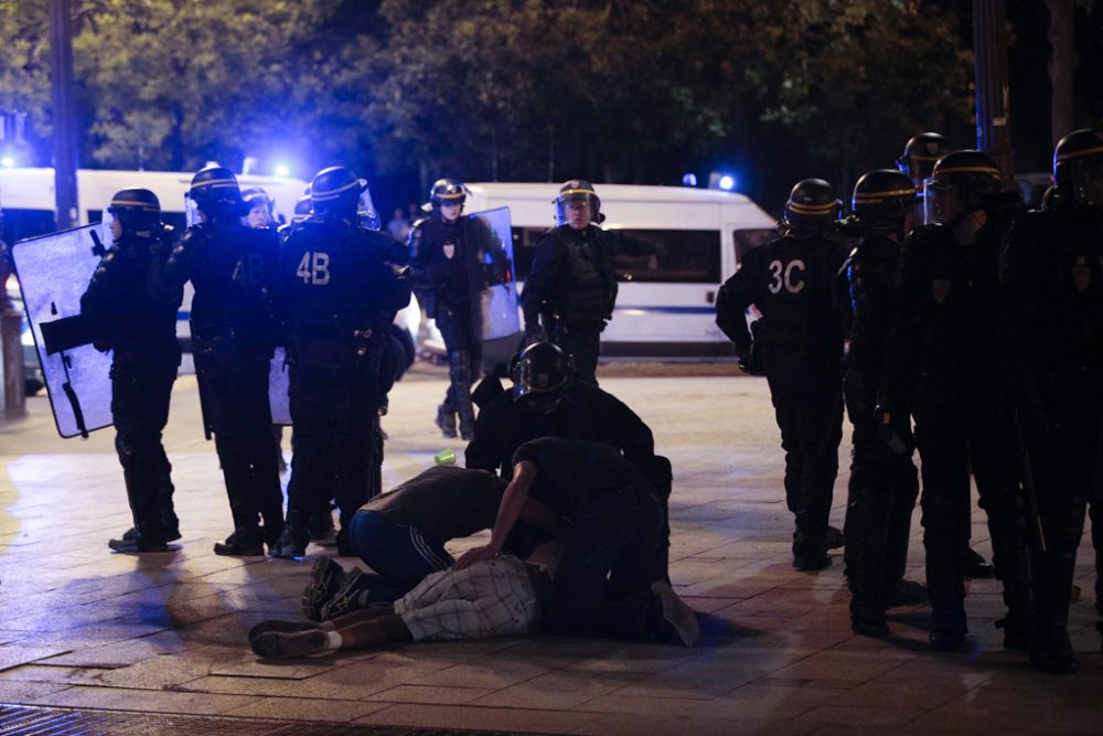 Tränengas-Einsatz nach EM-Finale auf Pariser Champs-Élysées