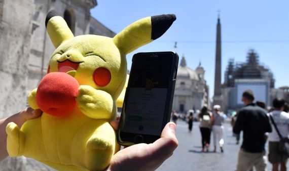 Pokémon-Fieber ausgebrochen - Spieler mit Pokémon-Figur und Smartphone in Rom (19.7.2016)