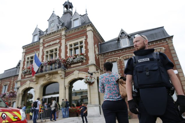 Sicherheitskräfte vor dem Rathaus von Rouen (26.7.)