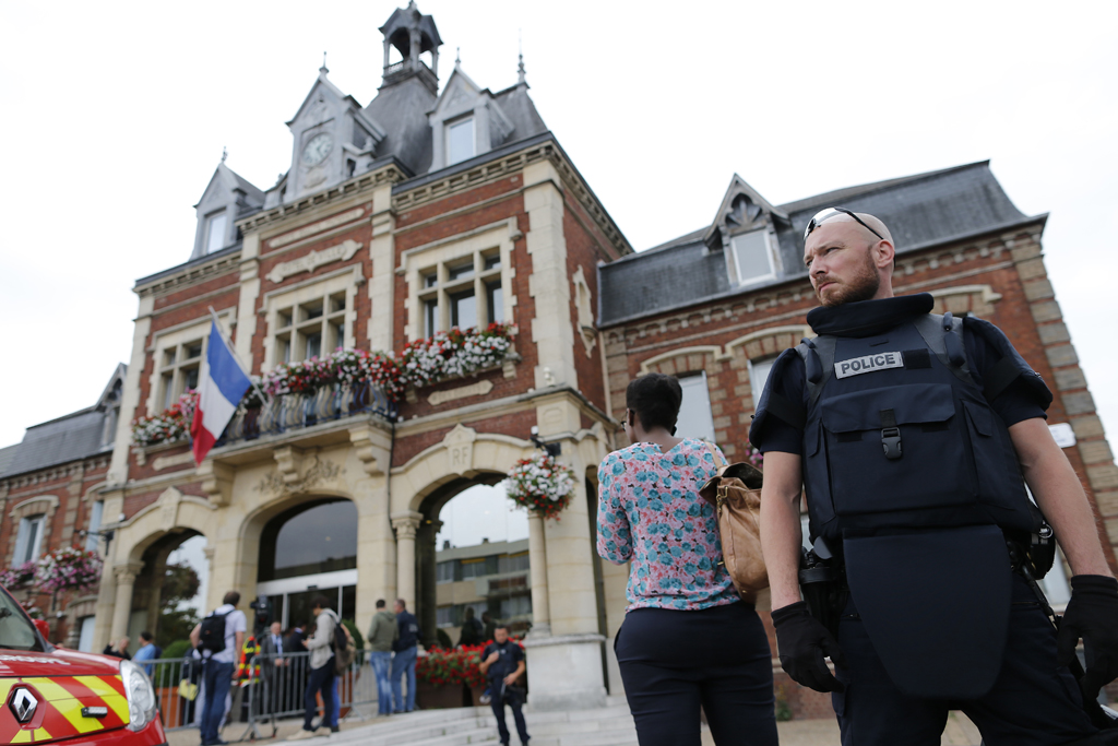 Sicherheitskräfte vor dem Rathaus von Rouen (26.7.)