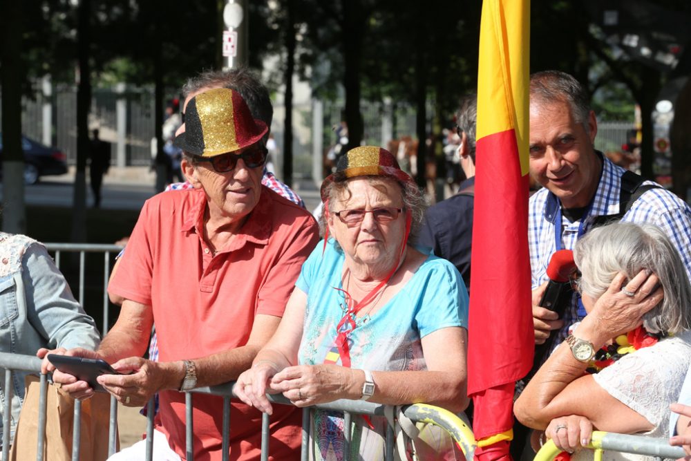 Royals-Fans vor der Te-Deum-Messe in Brüssel (21.7.2016)