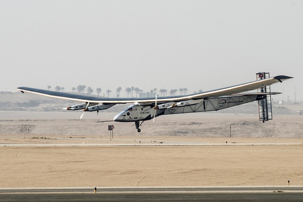 Der Sonnenflieger "Solar Impulse 2" bei der Landung in Kairo (13.7.2016)
