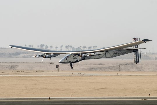 Der Sonnenflieger "Solar Impulse 2" bei der Landung in Kairo (13.7.2016)