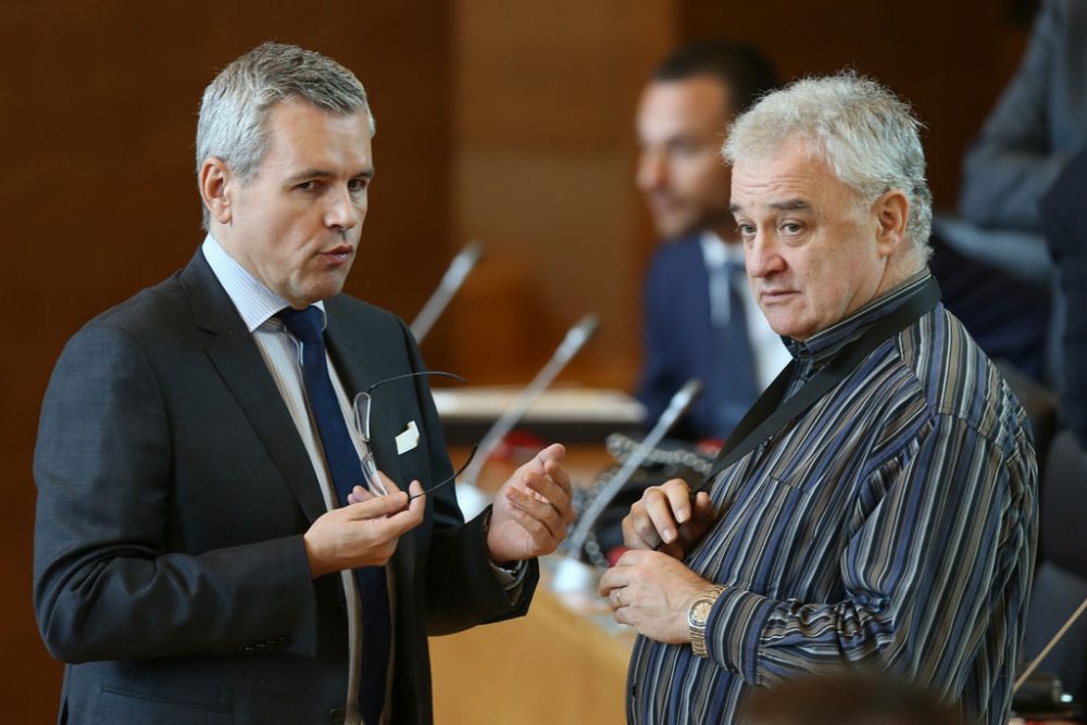 Edmund Stoffels (r.) im Parlament in Namur