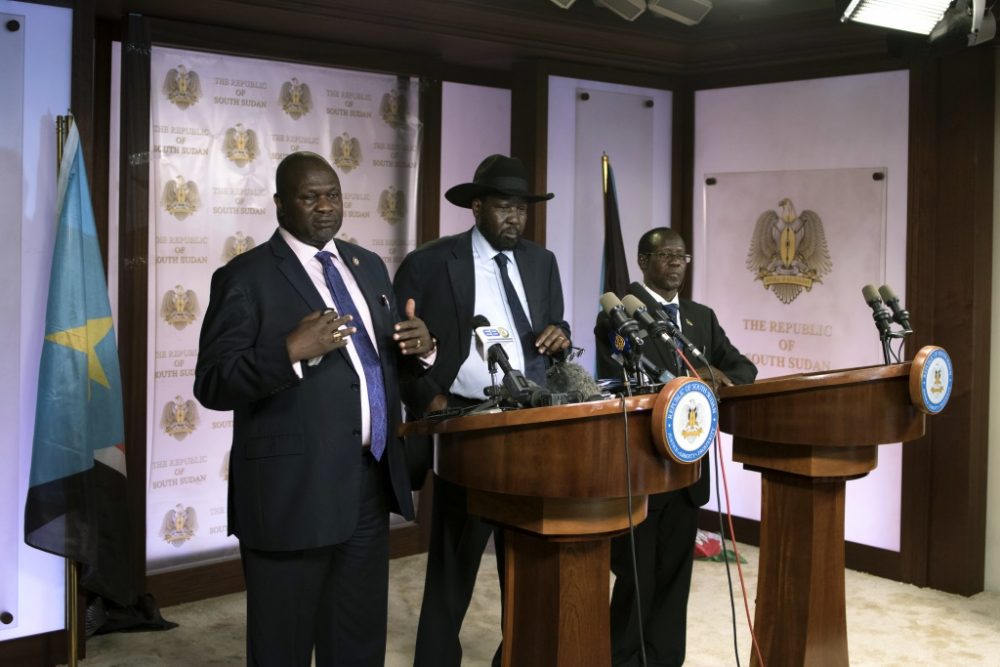 Riek Machar (l.) und Salva Kiir (M.) am 8.7.2016 in Juba