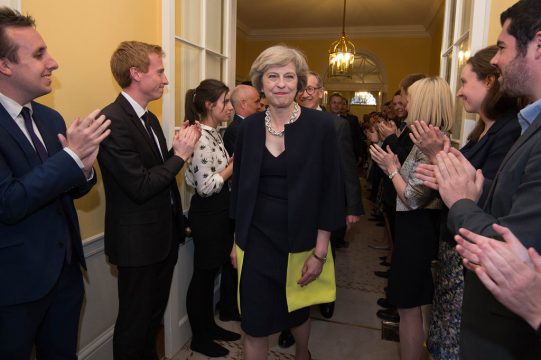 Mitarbeiter von 10 Downing Street begrüßen Theresa May und ihr Gatte Philip John mit einem Applaus (13.7.2016)