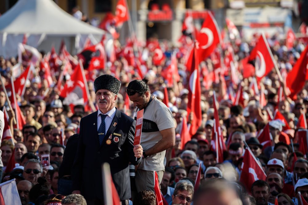 Gegner und Anhänger von Erdogan demonstrieren in Istanbul gegen Putschversuch