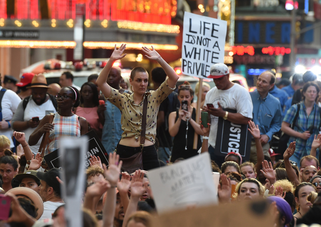 Demonstranten am New Yorker Times Square (7.7.)