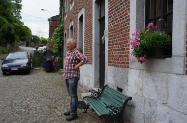 Bart Nyssen vor seinem Wohnhaus in Dahlem