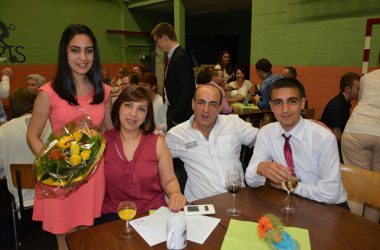 Sona Pogosyan und ihre Familie bei der Diplomverleihung