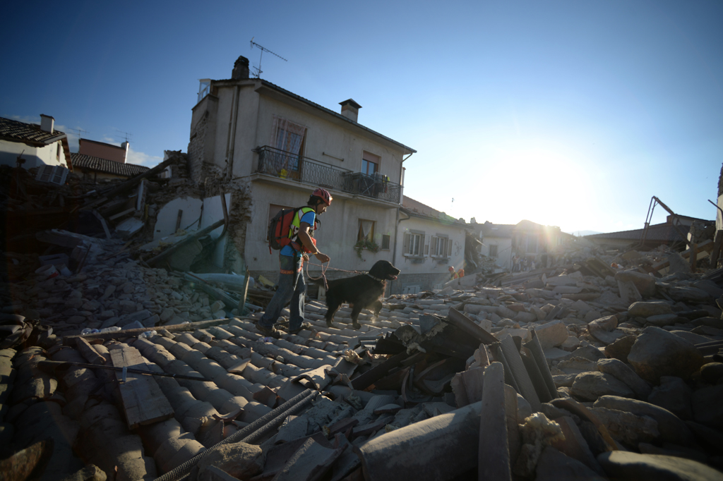 Amatrice liegt in Schutt und Asche: Die Stadt müsse komplett dem Erdboden gleichgemacht werden, so Bürgermeister Pirozzi