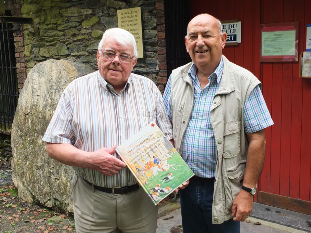 Charles Legros und Fredy Thonus mit ihrem Buch über die frühere Bahnlinie Born-Vielsalm