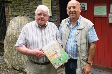 Charles Legros und Fredy Thonus mit ihrem Buch über die frühere Bahnlinie Born-Vielsalm