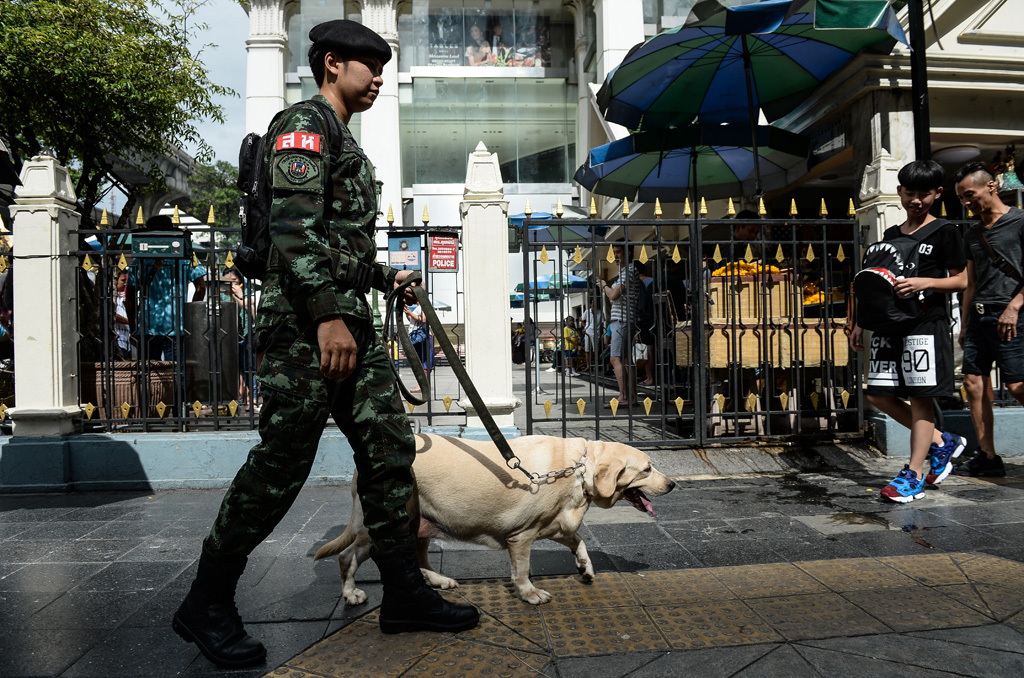 Soldat patrouilliert in Bangkok