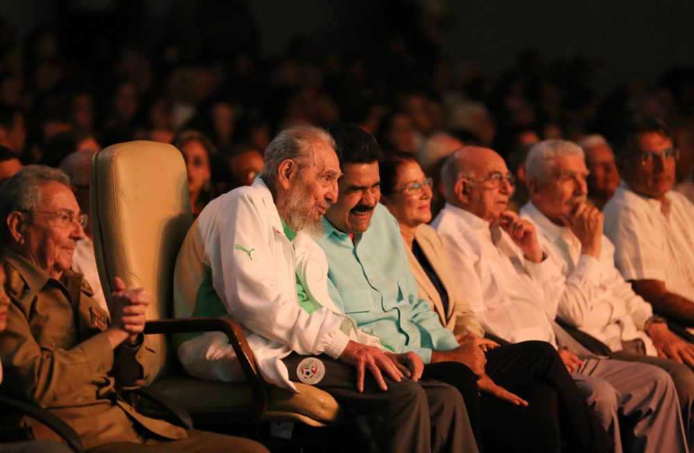 Raul Castro, Fidel Castro und der venezolanische Staatschef Nicolás Maduro bei der Kultur-Gala in Havanna