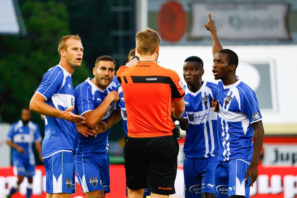 Diskussionsbedarf: Eupen-Spieler bestürmen den Schiedsrichter