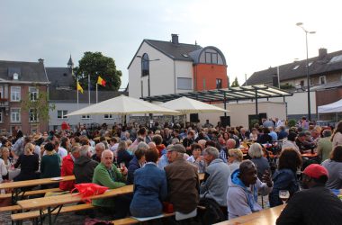 500 Raerener feierten mit Mega-Picknick die offizielle Einweihung des Dorfplatzes