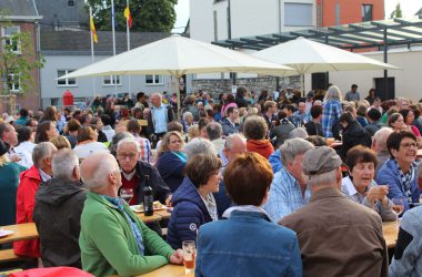 500 Raerener feierten mit Mega-Picknick die offizielle Einweihung des Dorfplatzes