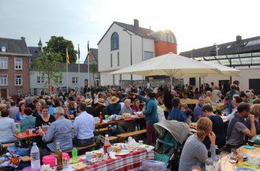 500 Raerener feierten mit Mega-Picknick die offizielle Einweihung des Dorfplatzes