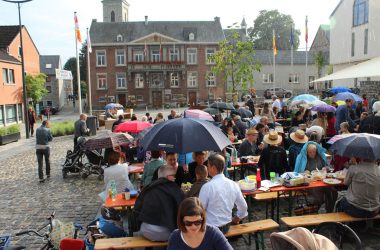 500 Raerener feierten mit Mega-Picknick die offizielle Einweihung des Dorfplatzes