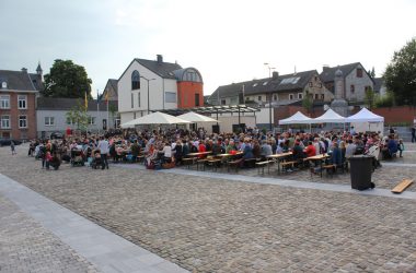 500 Raerener feierten mit Mega-Picknick die offizielle Einweihung des Dorfplatzes