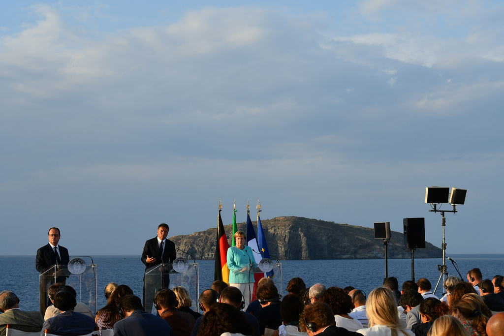 Dreiergipfel: François Hollande, Matteo Renzi und Angela Merkel auf dem Flugzeugträger "Garibaldi"