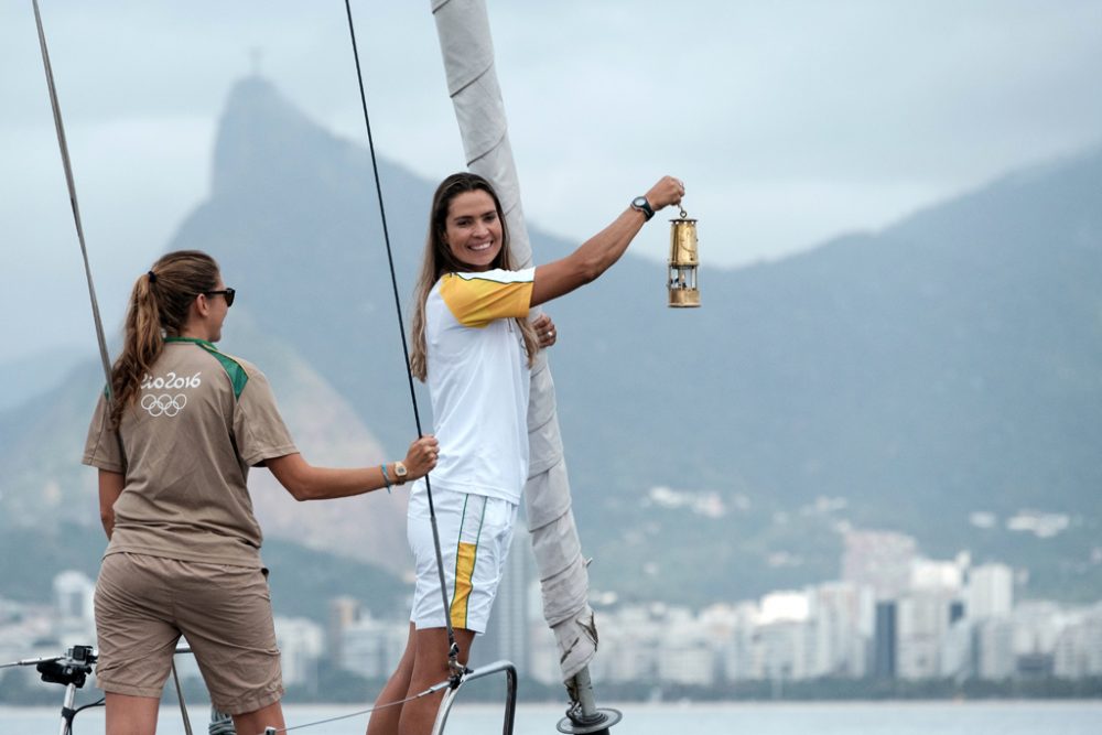 Seglerin Isabel Swan mit dem olympischen Feuer