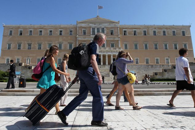 Touristen vor dem griechischen Parlament in Athen