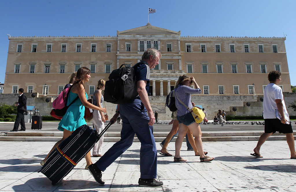 Touristen vor dem griechischen Parlament in Athen