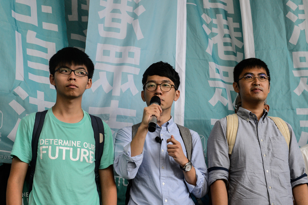 Sozialstunden für die Anführer der Regenschirm-Proteste: Joshua Wong (19), Nathan Law (23) und Alex Chow am Montag in Hong Kong